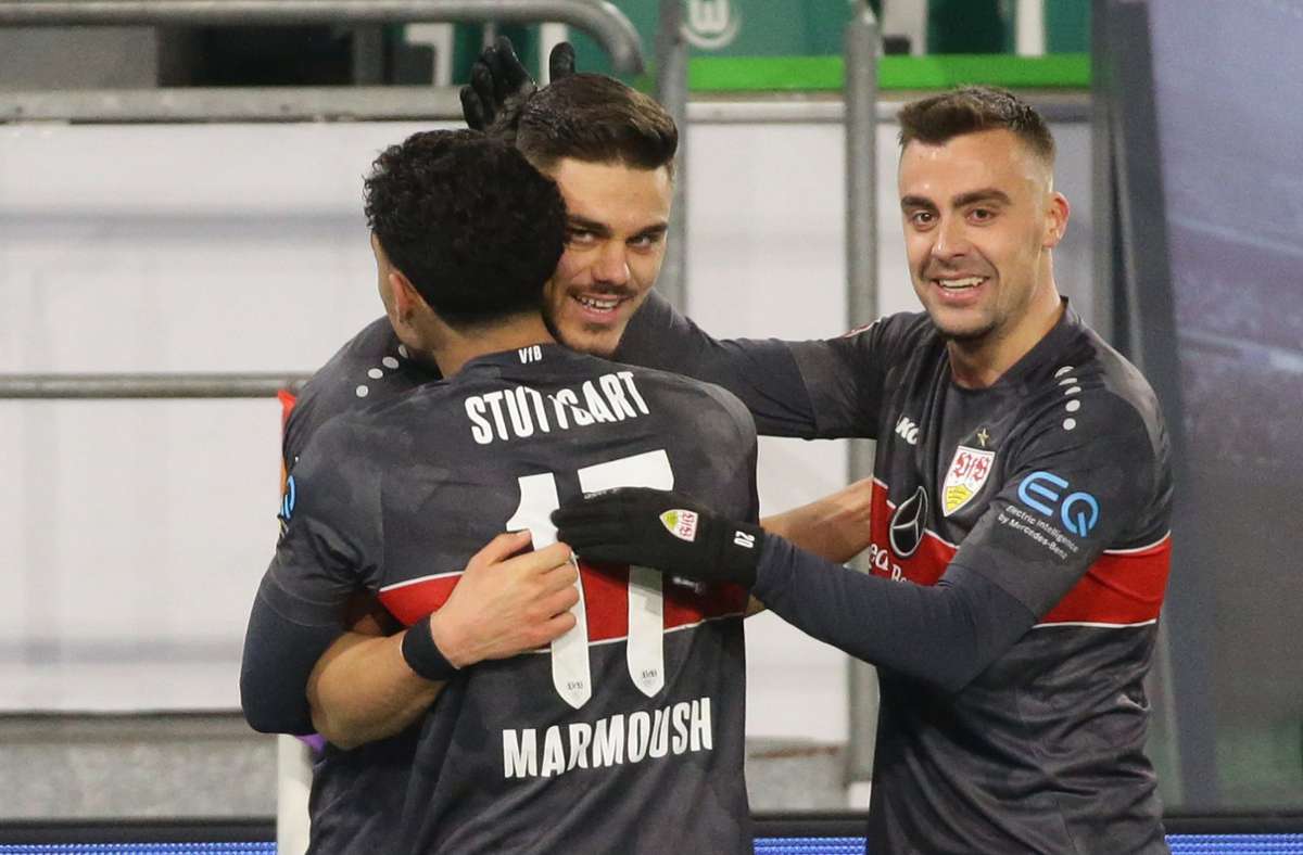 Geschlossener Auftritt: Die Torschützen Konstantinos Mavropanos und Philipp Förster (rechts) freuen sich mit Omar Marmoush (vorne) über den Sieg des VfB Stuttgart.