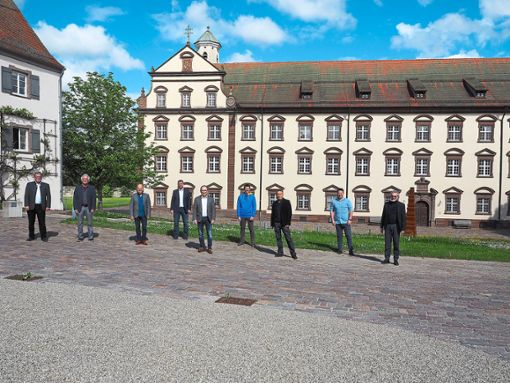 Die Peergroup der Gemeinwohl-Ökonomie vor dem Konventsgebäude des KlostersFoto: Vögele Foto: Schwarzwälder Bote