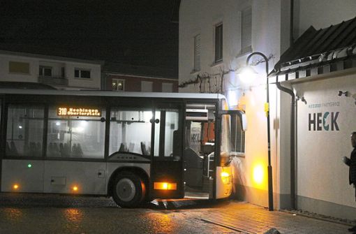 Ein Linienbus der RAB ist am Montagmorgen auf eisglatter Fahrbahn in der Rangendinger Ortsmitte gegen die Filiale der Metzgerei Heck in Rangendingen gerutscht. Foto: Beiter