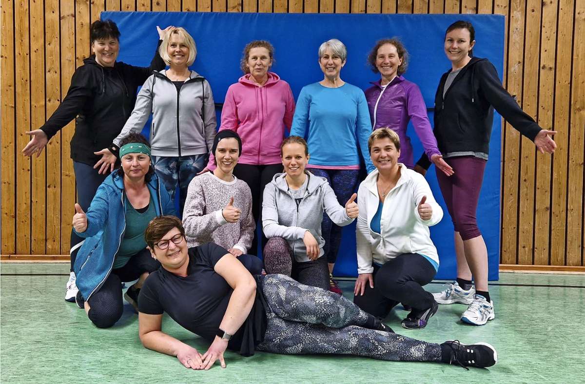 Stefanie Holland (vorne) trainiert jeden Mittwoch die Gymnastikgruppe des FC Riedöschingen. Neueinsteiger jeden Alters, egal ob Männer oder Frauen, sind willkommen. Foto: Conny Hahn