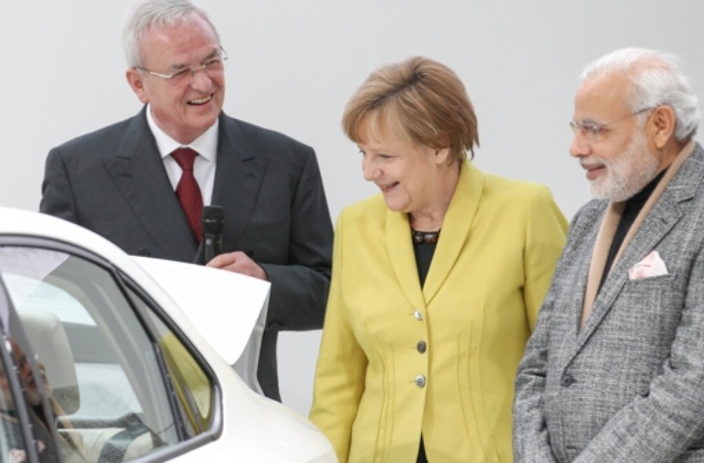 VW-Chef Martin Winterkorn (links) präsentiert Kanzlerin Angela Merkel und Indiens Premier Narendra Modi den VW Vento. Foto: dpa