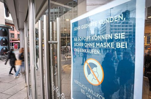 Ab sofort können Sie sicher ohne Maske bei uns einkaufen, steht am Eingang zu einem Kaufhaus in der Frankfurter Innenstadt. Auch in Horb steht es den Kunden im Einzelhandel frei, ob sie eine Maske tragen wollen. Foto: Frank Rumpenhorst/dpa