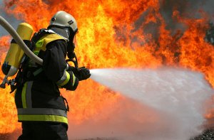 Beim Brand einer Lagerhalle in Waiblingen herrschte am Dienstagabend kurzzeitig Explosionsgefahr. Foto: dpa/Symbolbild