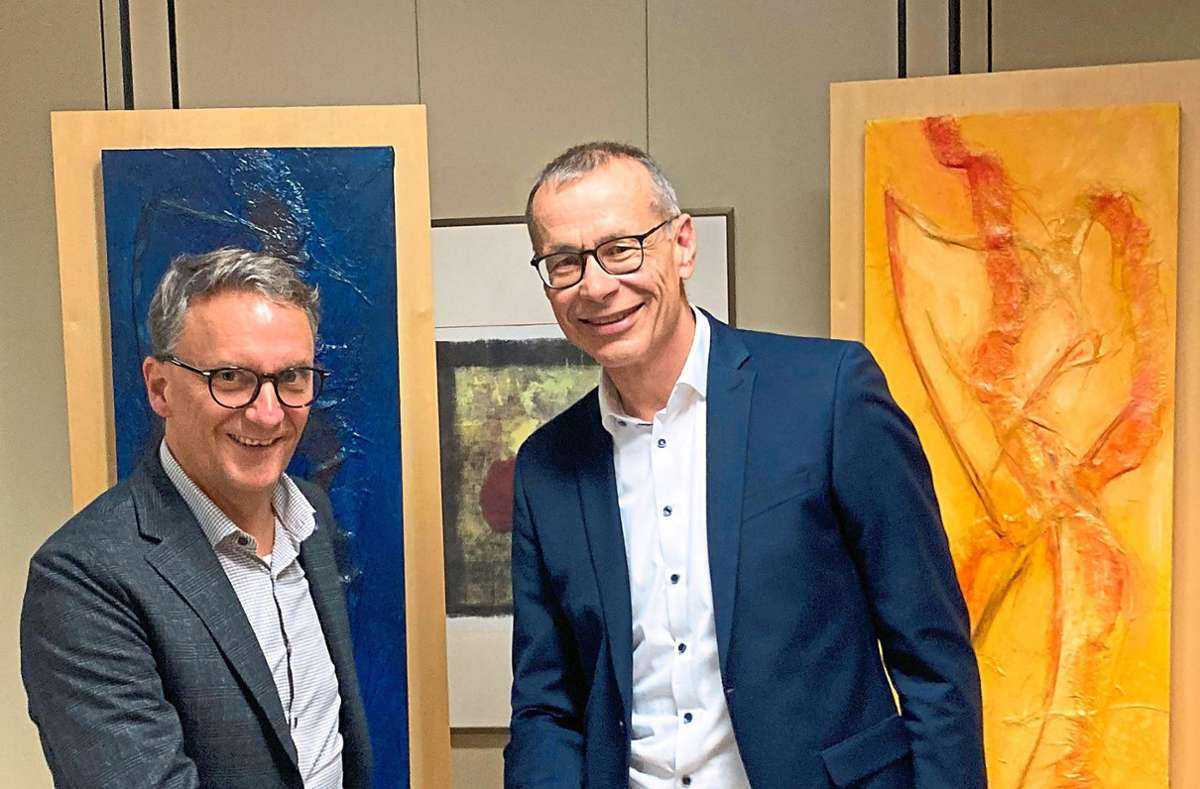 Gratulation: OB Markus Ibert in seiner Funktion als Aufsichtsratsvorsitzender zusammen mit dem künftigen Vorstand des E-Werks Mittelbaden, Bernhard Palm (rechts)           Foto: E-Werk