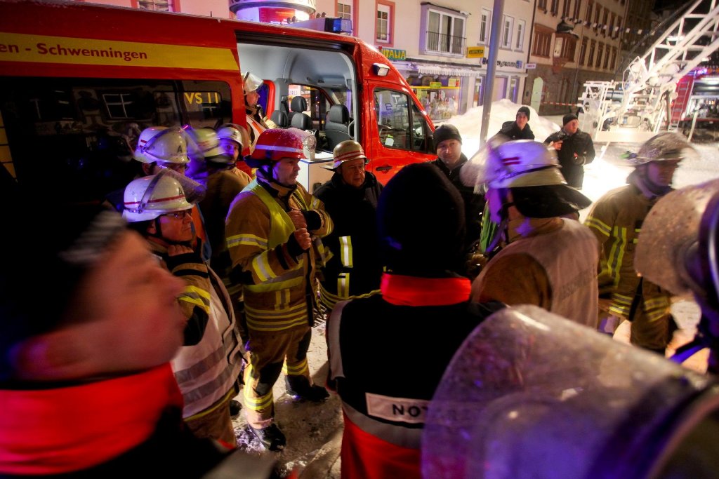 In Villingen hat in der Nacht auf Freitag ein Wohnhaus gebrannt. Eine junge Frau sprang aus dem Fenster im dritten Stock, um sich vor den Flammen zu retten. Zum Artikel