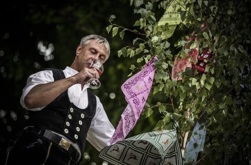 Beim Richtfest zum 37. Stuttgarter Weindorf nimmt Zimmermann Tino Pietrobelli den ersten Schluck Rebensaft. Klicken Sie sich durch unser Weindorf-ABC. Foto: Leif Piechowski