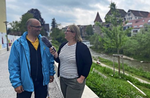 Niko Skarlatoudis und Katrin Plewka nehmen auf der Gartenschau die neuste Folge des Balingen-Podcasts „Eyachfunk“ auf. Foto: Meene