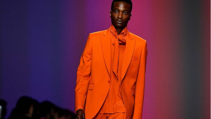 So lässt sich orange Kleidung kombinieren