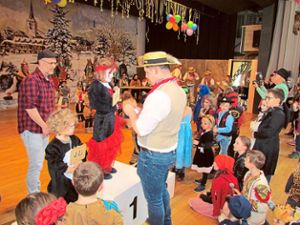 Manuel Hipp überreicht   Preise an die Kinder mit den schönsten Kostümen. Foto: Schwarzwälder Bote