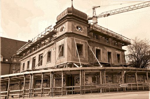 Das Hotel Adler verschwindet 1975 von der Bildfläche – allerdings nicht ganz. Die historische Fassade bleibt erhalten. Das dritte Obergeschoss jedoch stürzt ein. Foto: Krickl Foto: Schwarzwälder Bote