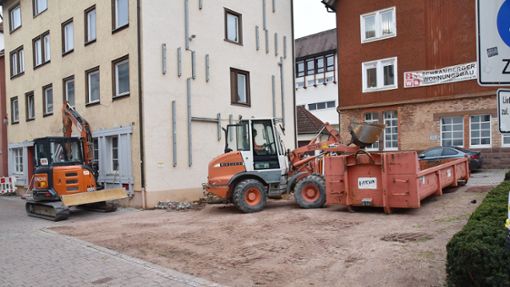 Die Vorarbeiten für den Abriss der Gebäudereihe mit dem ehemaligen  „Posthörnle“ haben begonnen. Foto: Wegner