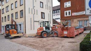 Die Vorarbeiten für den Abriss der Gebäudereihe mit dem ehemaligen  „Posthörnle“ haben begonnen. Foto: Wegner