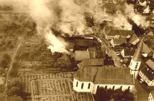 Die Trümmer der abgestürzten Maschine stürzten auf Grafenhausen und versetzten dort zwölf Gebäude in Flammen. Foto: Archiv