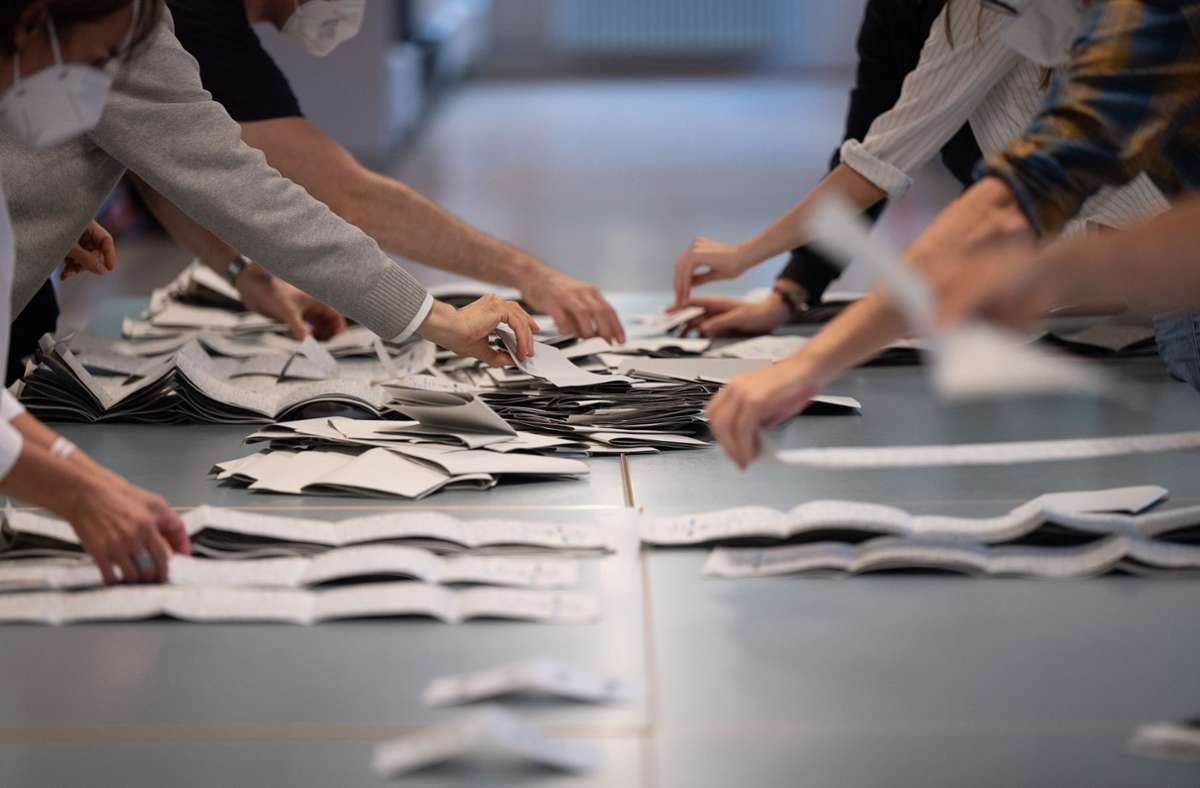 Stimmauszählung am vergangenen Sonntag in Berlin – die zahlreichen Pannen werden aller Voraussicht nach nicht ohne Konsequenzen bleiben. Foto: dpa/Sebastian Gollnow