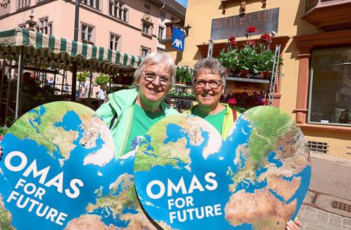 Die Rottweilerinnen Vera Niedermann-Wolf (67, links) und Johanna Knaus (64) sprachen mit Steinmeier über die Omas for Future. Foto: Kupferschmidt