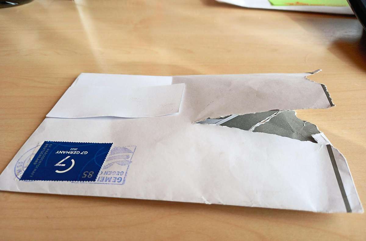 Völlig zerrissen war die Trauerkarte, die bei einer 71-jährigen Althengstetterin ankam. Foto: privat