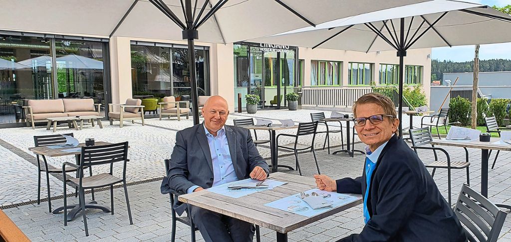 Inhaber Constantin Papst (von rechts) und Hoteldirektor Helmut Anzer sprechen über das neue Konzept, das im Hotel Fedewerk und dem Restaurant Feinwerk nach dem Betreiberwechsel umgesetzt werden soll.