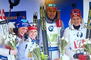 Janina Hettich (Zweite von links) freut sich mit Vanessa Hinz, Philipp Horn und Johannes Kühn über den dritten Platz der Mixed-Staffel beim Weltcup im slowenischen Pokljuka. Foto: Kaupp