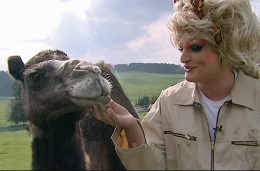 Drag-Queen Olivia Jones und ein Kamel in einer Szene der Dokusoap Das Tier in mir. Foto: RTL II