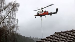 Der Hubschrauber flog nah an den Dächern der anliegenden Häuser vorbei. Foto: Niklas Ortmann