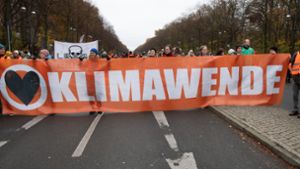 Aktivisten der Klimaschutzgruppe Letzte Generation und anderer Gruppierungen blockieren im November 2023 die Straße des 17. Juni. Foto: Paul Zinken/dpa