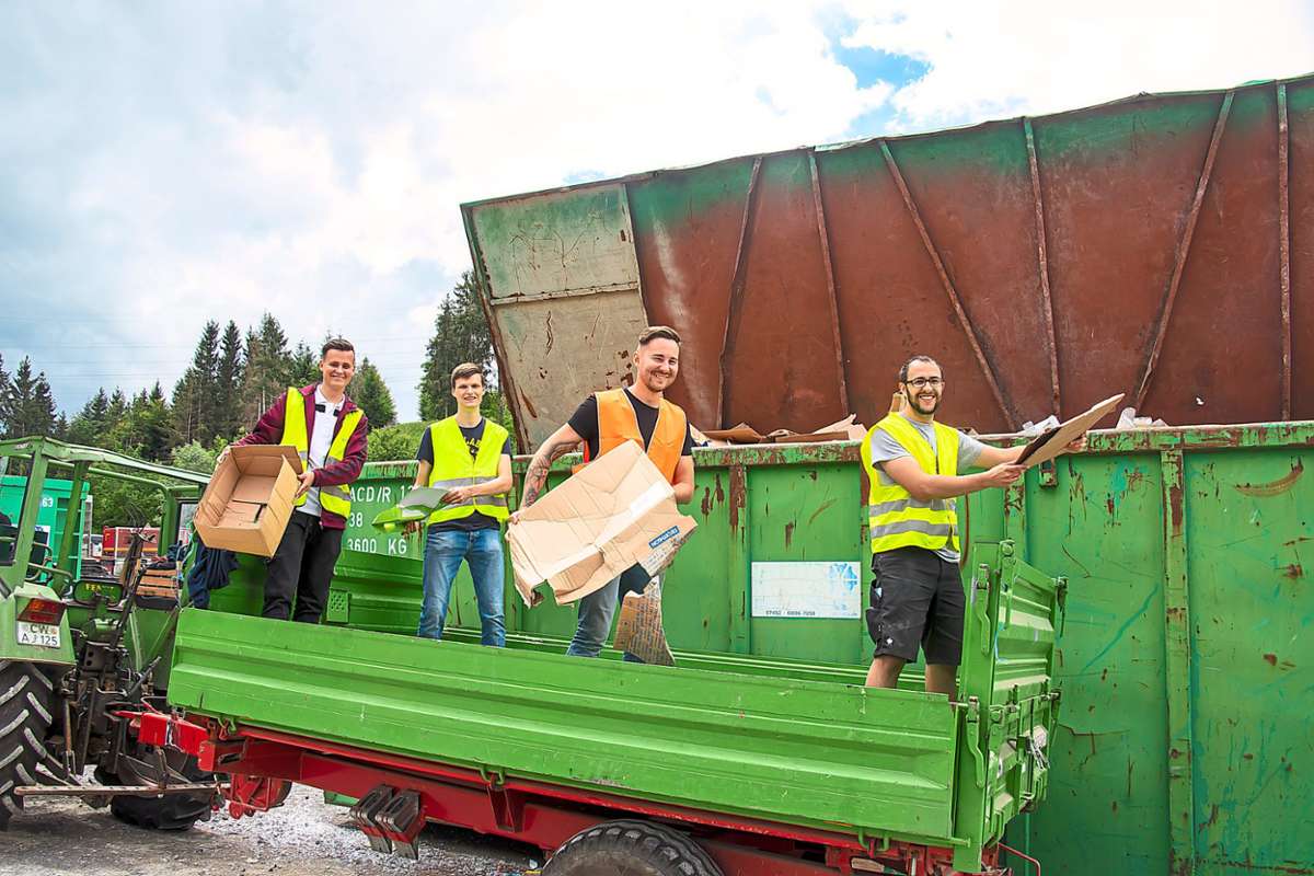 Mitglieder des SV Sulz am Eck verladen das eingesammelte Altpapier in den großen ContainerFotos: Geisel