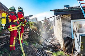 Zwölf Atemschutz-Trupps – bestehend aus jeweils zwei Feuerwehrleuten – rückten den Flammen in Schichten zu Leibte. Foto: Thomas Fritsch
