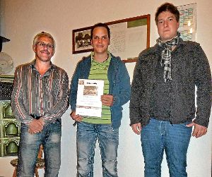 Markus Kohle (Mitte) ist seit zehn Jahren Mitglied im Obst- und Gartenbauverein Gruol. Das Foto zeigt ihn mit dem Vereinsvorsitzenden Lothar Schullian (links) und dessen Stellvertreter Kevin Wiest. Foto: OGV Gruol Foto: Schwarzwälder-Bote