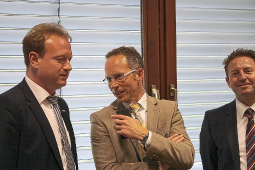 Investor Hans-Jürgen Birk (rechts), hier im Gespräch mit Bürgermeister Jan Zeitler, strahlt nach wie vor Optimismus aus. Foto: Lück Foto: Schwarzwälder-Bote