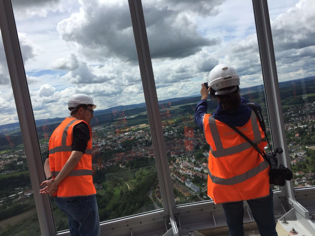 Journalisten aus halb Europa haben am Mittwoch die Test-Turm-Baustelle von ThyssenKrupp in Rottweil besucht. Von der künftigen Besucherplattform bot sich ein spektakulärer Blick in die Ferne. Zur Bildergalerie