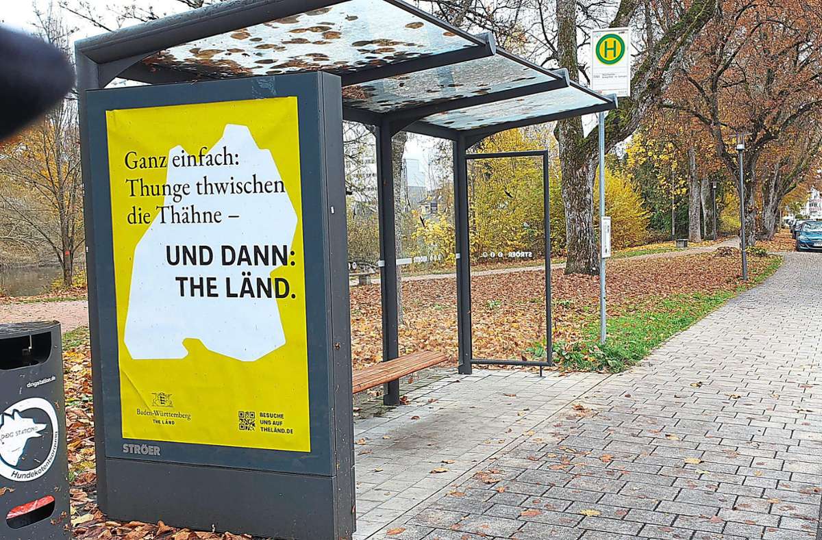 Die Kampagne für The Länd rollt durchs Land – auch diese Bushaltestelle in Villingen hat sie längst erreicht. Foto: Dorer