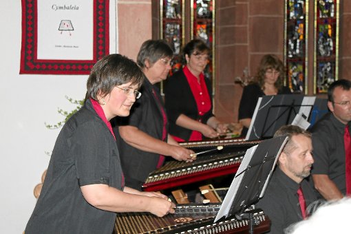 Beate Weißer (ganz links) mit der Gruppe Cymbaleia beim Konzert in der kleinen Petruskirche zu Peterzell. Foto: Kommert Foto: Schwarzwälder-Bote