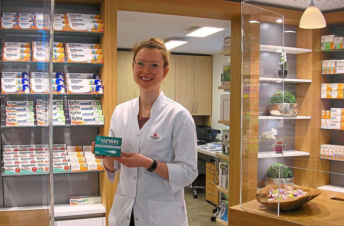 Von der Einnahme von Jodtabletten rät die pharmazeutische Praktikantin Sarah Mast aus der Schellenbergapotheke in Hüfingen ab. Foto: Anita Reichart