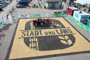 Die Mitglieder des Bunds Badischer Landjugend freuen sich über das vollendete Werk auf der Messe in Freiburg. Foto: Landjugend
