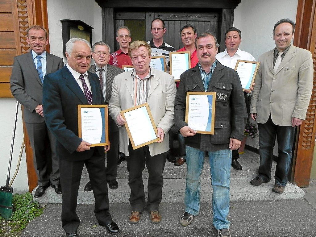 Firmeninhaber Heinz Finkbeiner (links) und Bürgermeister Gerhard Müller (rechts) ehrten zahlreiche langjährige Mitarbeiter. Foto: Blaich Foto: Schwarzwälder-Bote