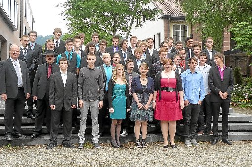 Schulleiter Günter Walz (links) und seine Abiturienten vom Technischen Gymnasium auf dem Wimberg. Foto: Schwarzwälder-Bote