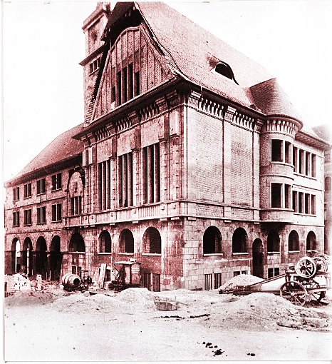 Im Jahr 1912 war der Rohbau des Ebinger Rathauses – heute das Rathaus der Gesamtstadt Albstadt – fertig. Bis es so weit war, wurden allerdings einige Kämpfe in der Stadt ausgetragen.  Foto: Repro: Reuter