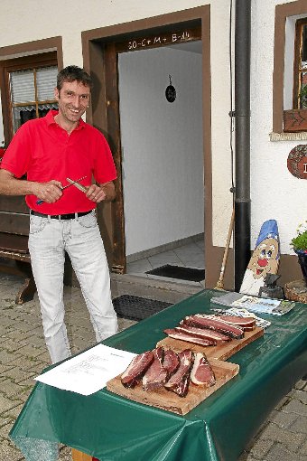 Speck-Dozent Franz-Josef Kaltenbach hat seinen zahlreichen Zuhörern viel Interessantes über die Speckherstellung erzählt. Foto: Gebauer Foto: Schwarzwälder-Bote
