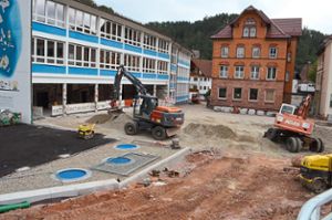 Noch sind schwere Baumaschinen am Schulhof in Lauterbach im Einsatz. Fotos: Dold Foto: Schwarzwälder Bote