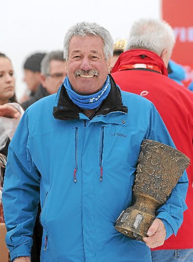 SC-Vorsitzender Gunter Schuster freut sich mit dem  Schwarzwaldpokal im Arm auf das große Sportereignis.  Foto: Kienzler Foto: Schwarzwälder-Bote