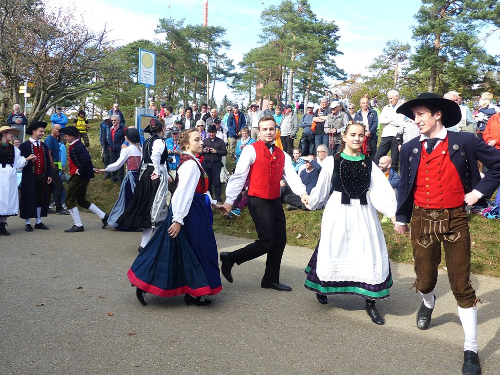 Zahlreiche Gäste erfreute das Jugendtanzleiterensemble des Schwäbischen Albvereins mit seinen Tänzen. Fotos: Conzelmann