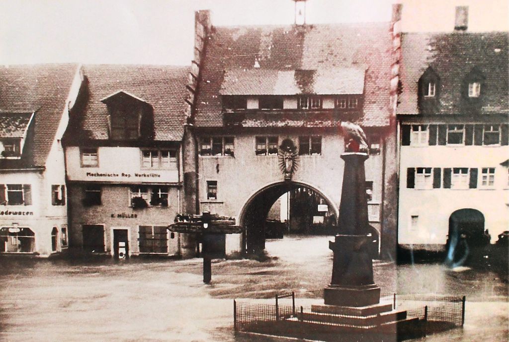 Dieses Hochwasser am 1. Juli 1958 traf Löffingen hart. Doch am 5. Juni 1895 stand das Wasser am Mailänder Tor sogar knapp zwei Meter hoch. Foto: Sammlung Nägele