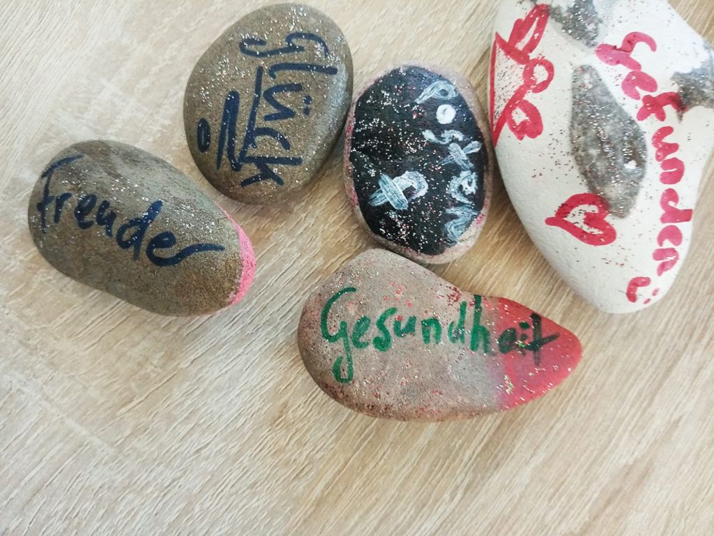 Die Familie Armbruster  legt Steine mit postiven Botschaften aus. Foto: Armbruster Foto: Schwarzwälder Bote