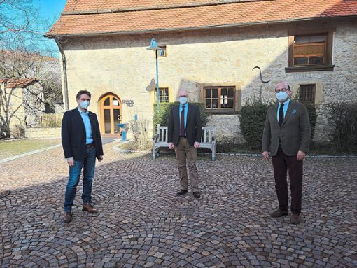 Starzachs Bürgermeister Thomas Noé (von links), FDP-Landtagskandidat Dirk Egger und Baron Max-Richard von RasslerFoto: Büro Egger Foto: Schwarzwälder Bote