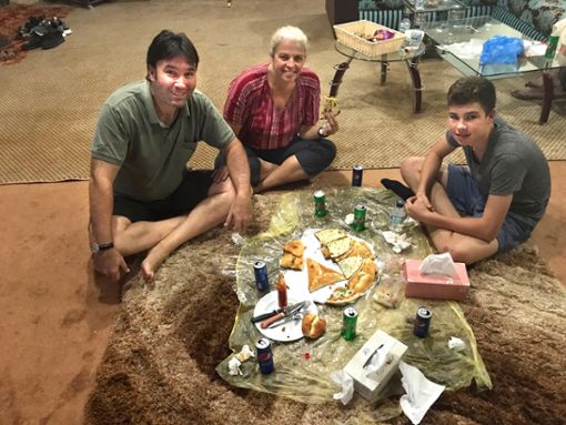 Inzwischen sind  der Speiseplan und der Alltag exotischer: Monika, Rouven und Amadeus Waldmann leben jetzt seit mehr als  einem Jahr im Stadtstaat Kuwait  am Persischen Golf. Foto: Schwarzwälder Bote