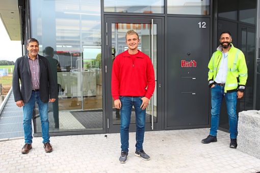 Die Firma Rath hat mit Lutz Großmann (Mitte) einen ersten Kammersieger. Darüber freuen sich  die Geschäftsführer Karl-Helfried  (links) und Benjamin Rath. Foto: Sannert Foto: Schwarzwälder Bote