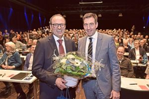 Donaueschingens Oberbürgermeister Erik Pauly (rechts) gratuliert dem frisch ausgelosten Ersten Bürgermeister Severin Graf, der ab 1. März sein Amt antreten wird. Foto: Sigwart