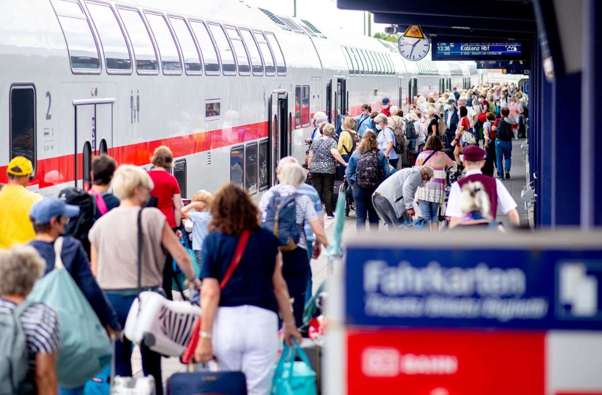 Das 9-Euro-Ticket wurde häufig genutzt. Das zeigt auch die Zahl der Touristen auf den Bahnsteigen. (Symbolbild) Foto: dpa/Hauke-Christian Dittrich