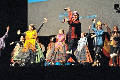 Mal temperamentvoll, mal stimmgewaltig: Das Ensemble El Pilar aus Saragossa/Spanien zieht  zum Klang der Kastagnetten eine bunte Show ab. Fotos: Ungureanu Foto: Schwarzwälder-Bote