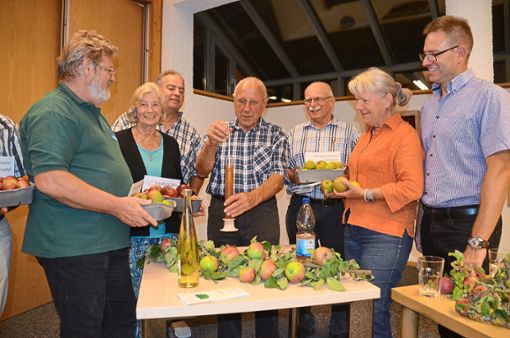 Gartenfreunde aus der ganzen Region ließen sich von Mostprofessor Manfred Walz (Mitte) in die Geheimnisse einer guten Mostzubereitung einführen.  Foto: Bausch Foto: Schwarzwälder Bote